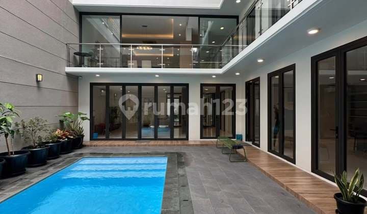 The Only One in Mega Kuningan..House with Private Lift