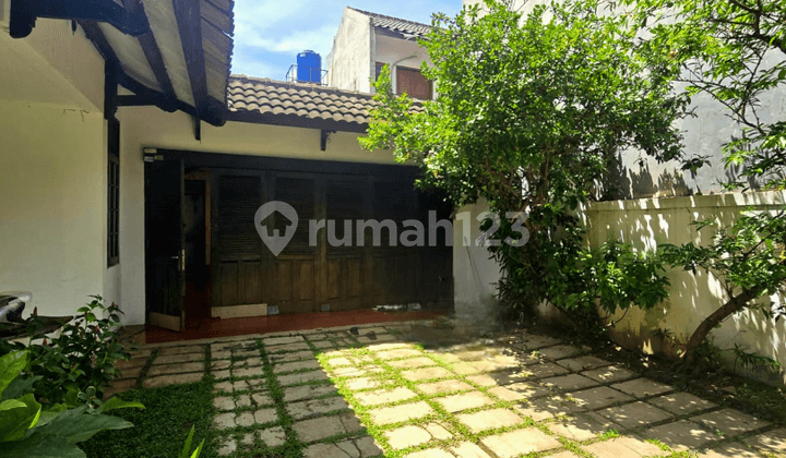 Rumah Lama Siap Huni Dekat Akses Mrt