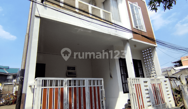 Near Brigif Toll, 3-Storey House Ready for Occupancy in Jagakarsa