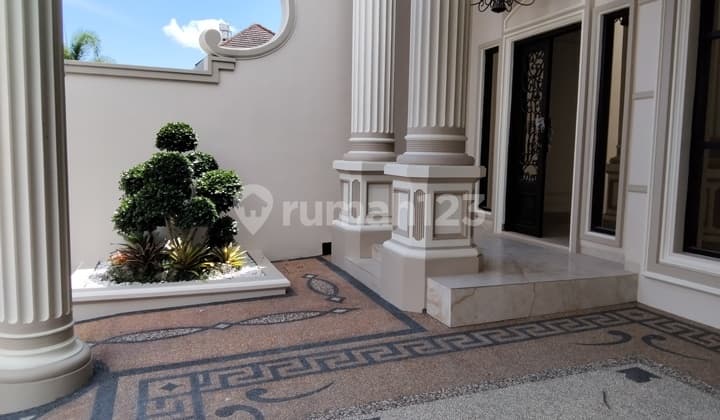 Rumah Mewah dengan Kolam Renang Pribadi