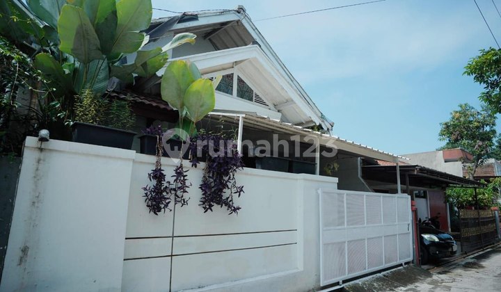 Beautiful Semi-Furnished House in Margacinta Buahbatu Complex