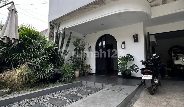 Good and Strategic House Near Riau Road, Bandung
