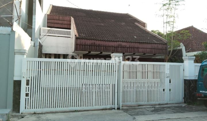 House for quick sale in Cihapit Riau Wing, Bandung.
