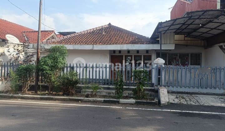Old house on the main road in Margahayu Raya Metro