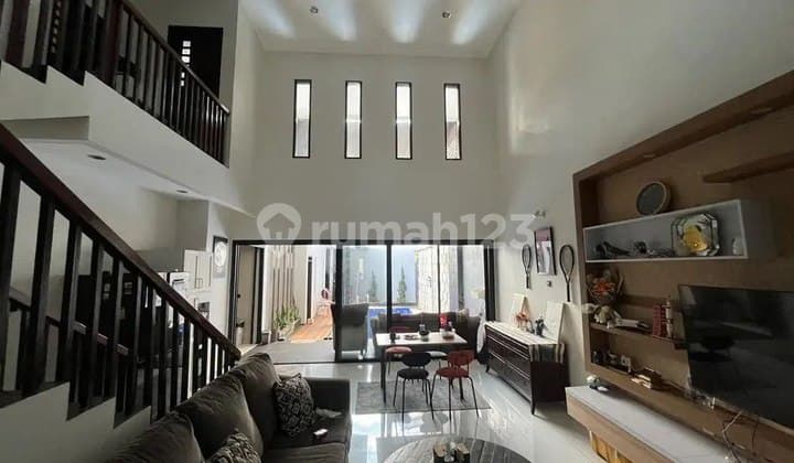 Rumah 2 Lantai Terawat Ada Kolam Renang di Buah Batu Batununggal