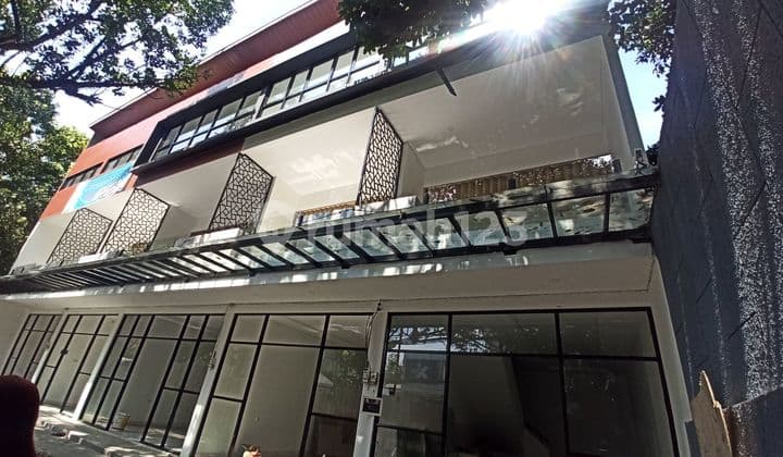 Disewakan Ruko Baru Riau Mainroad 3 Lantai