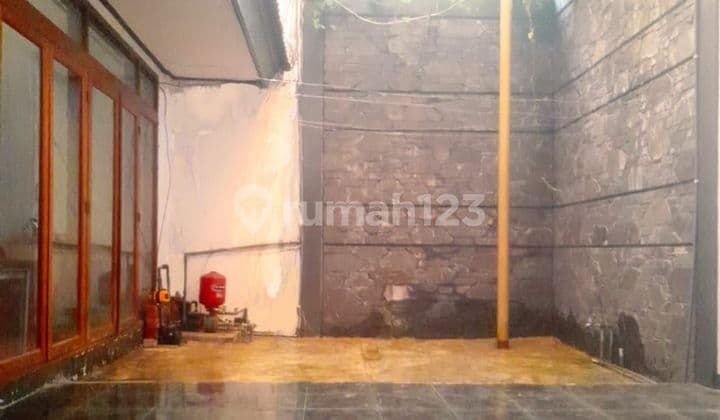 Disewa Rumah 2 Lantai Bagus di Setra Wangi Semi Furnish