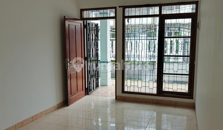 Rumah Besar Nyaman di Taman Kopo Indah 3 One Gate System