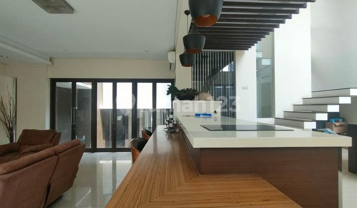 Rumah Meruya dengan Kolam Renang Siap Huni