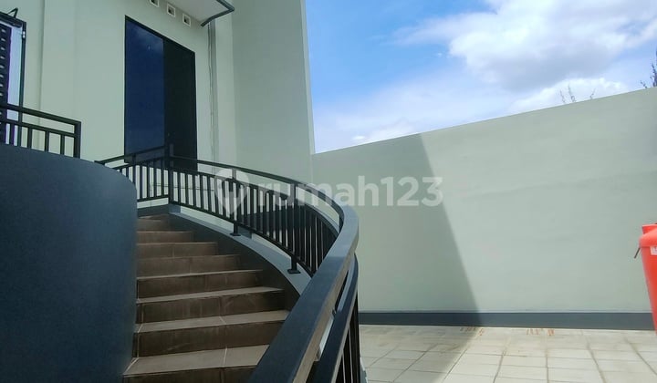 Rumah Meruya Utara 3 Lantai Jarang Ada, Siap Pakai