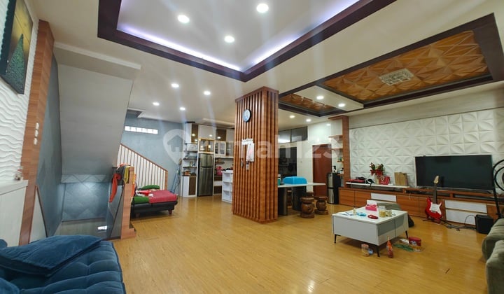 Rumah Wijaya Kusuma 3 Lantai Mewah Siap Huni