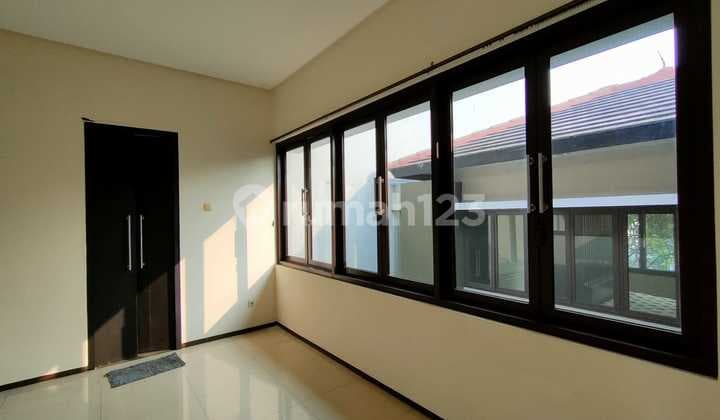 Rumah Meruya dengan Kolam Renang Siap Huni