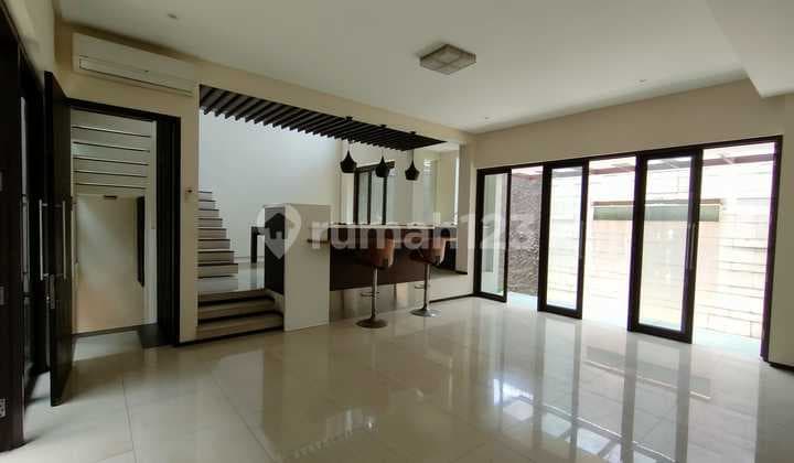 Rumah Meruya dengan Kolam Renang Siap Huni