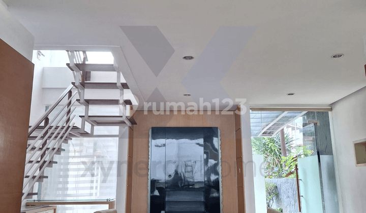 Rumah Disewakan 2 Lantai di Beverly Dago Bandung