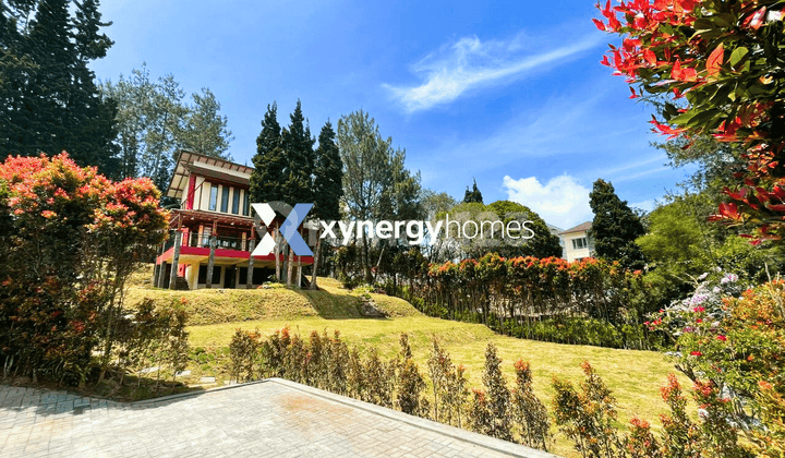 Villa Eksklusif SHM Siap Huni Full Furnished View Pegunungan Akses Mobil Mudah di Istana Bunga - Lembang Bandung