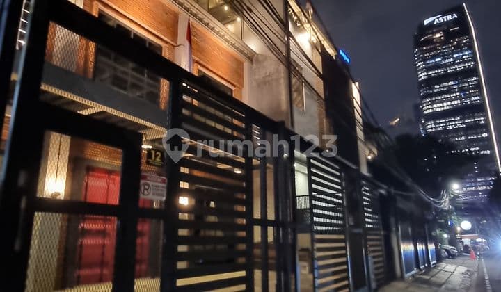 Rumah Furnish Pinggir Jalan Di Kuningan Setiabudi, Jaksel