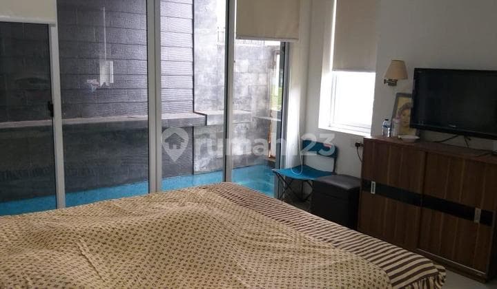 Rumah Siap Huni dengan Private Pool di The Green BSD, Dekat Tol
