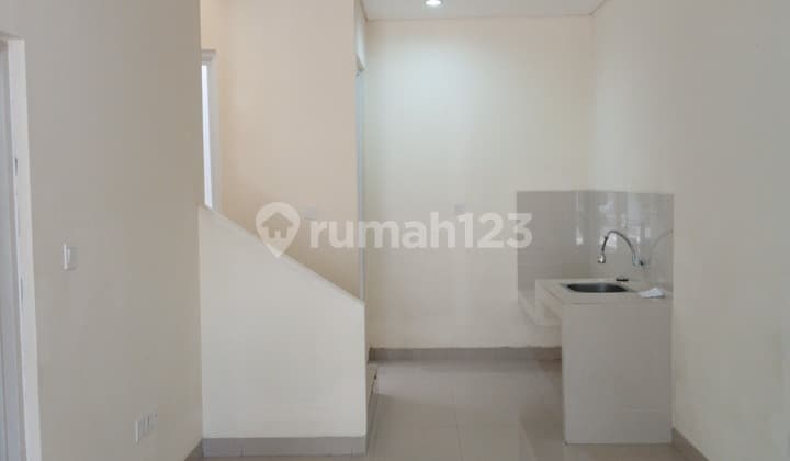 Disewakan Rumah 2 Lantai Bebas Banjir di Taman Surya