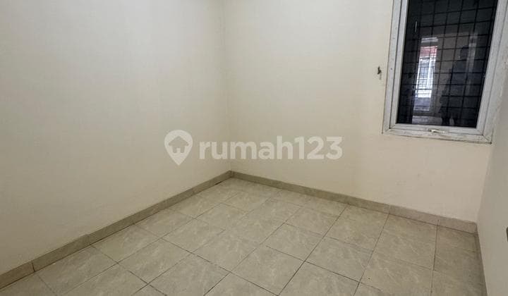 Disewakan rumah siap huni 2 lantai di taman surya 5