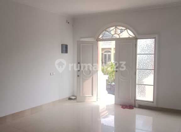 Disewakan rumah 2 lantai di green mansion