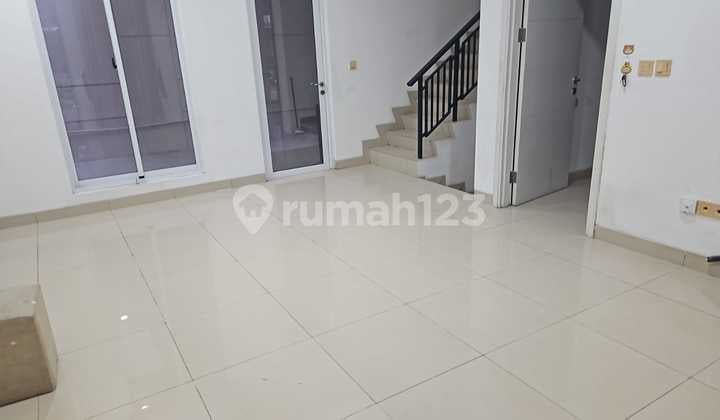 Disewakan Rumah Green Lake 2Lantai 4Kt Rapi Siap Huni