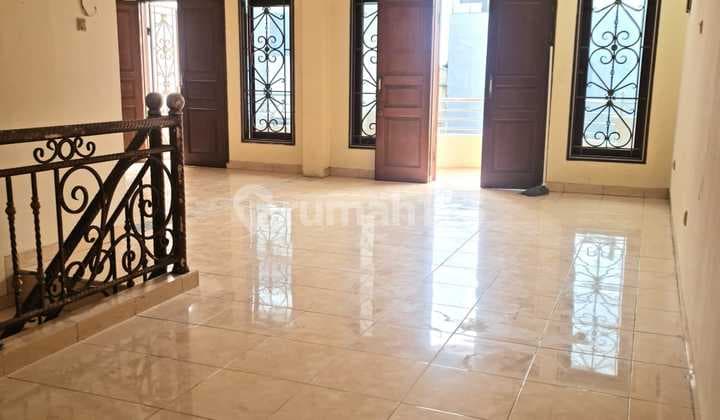 Disewakan Ruko Gandeng Jelambar 3Lantai Full , Siap Huni
