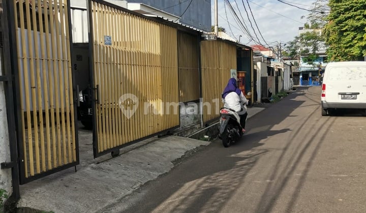Old house, land sale suitable for boarding or lodging, 100m to Otista Street, near Transjakarta access, good location.