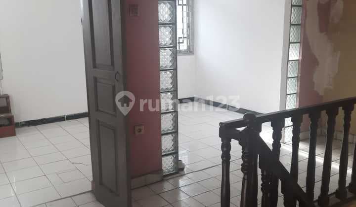 Rumah Ciledug, Dekat Cbd, Tanah Seratus, Dekat Pusat Perbelanjaan, Akses Mudah, Carport