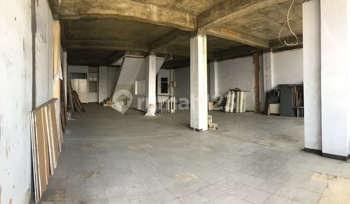 Ruko Komersial di Jalan Raya