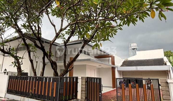 Rumah Besar Dalam Kompleks Siap Huni Strategis Disewakan