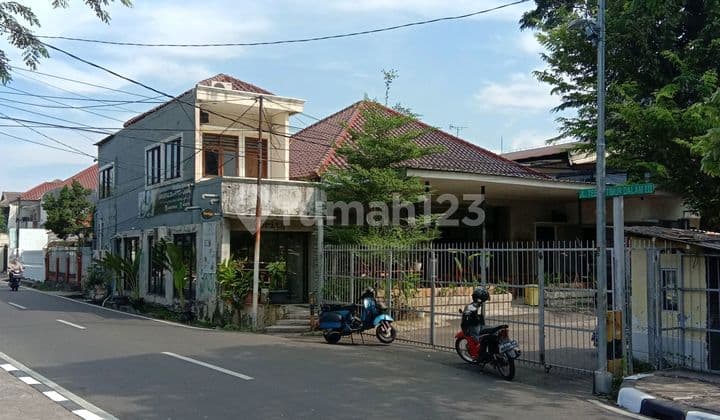 Jual Rumah Strategis Cocok untuk Cafe atau Kantor