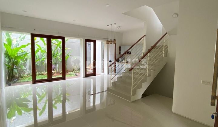 Rumah di CLOVER HILL kondisi bagus siap huni