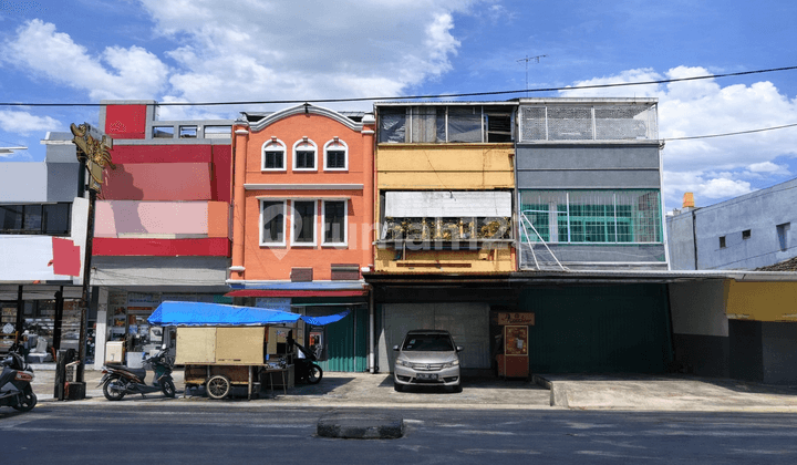 Disewakan Langka Ruko Hadap Jalan Raya di Duri Kosambi, Jakarta Barat.