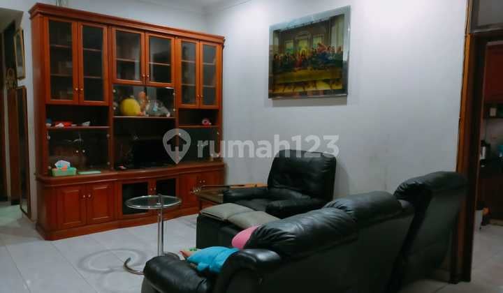 Rumah Semi Furnished Kompleks Perumahan Singgasana