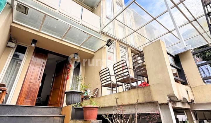 Rumah 4 Lantai Terawat Siap Huni Sangat Strategis di Villa Pondok Indah, Kebayoran Lama