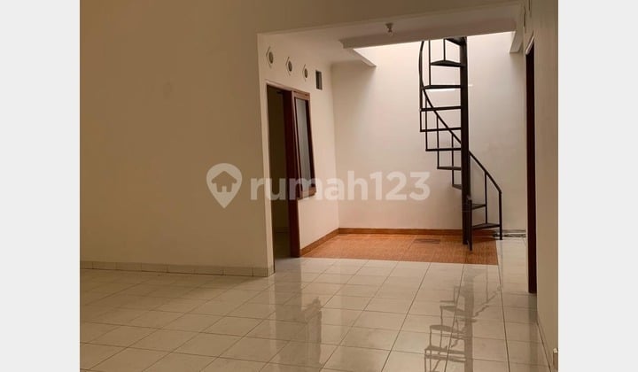 BANGGAKAN KELUARGAMU !! rumah nyaman lokasi tenang taman kopo indah dijamin betah