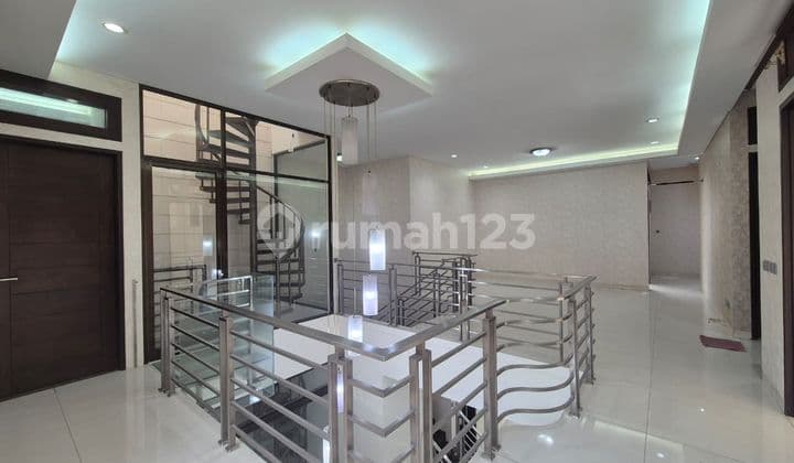 Rumah Sultan Kawasan Elit Singgasana Pradana !! Yu Survey Dijamin Betah