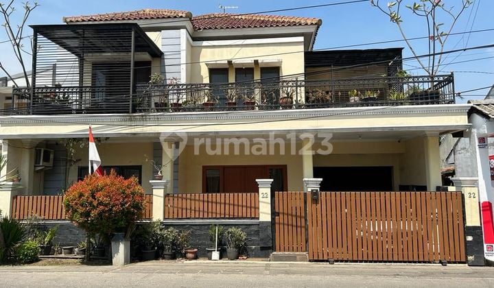 Dijual Rumah Mewah 2 Lantai dengan Lokasi Strategis