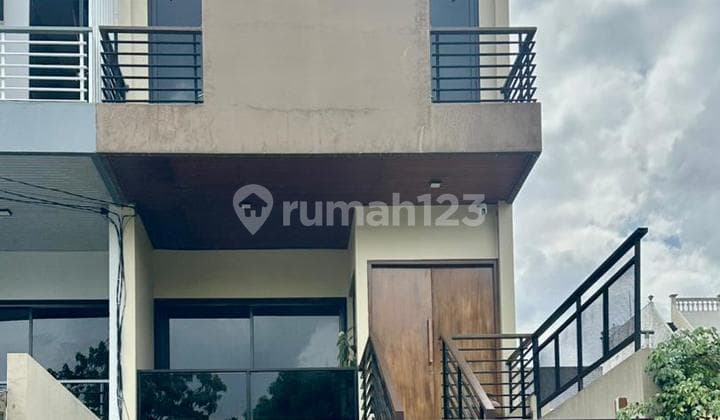 Rumah 3 Lantai SHM Dekat Akses Tol di Pondok Bambu, Jakarta Timur