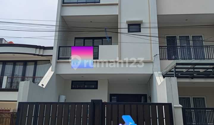 Rumah 4 Lantai SHM Dekat Akses Tol Dekat Akses Pelabuhan Siap Huni di Pelepah Hijau, Jakarta Utara