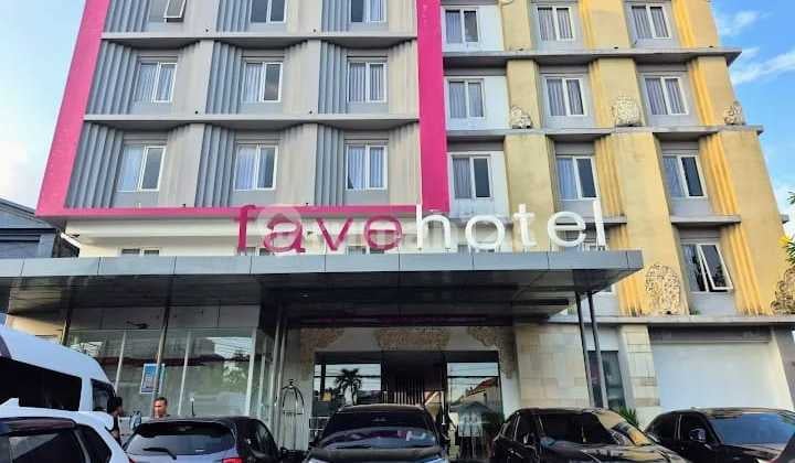 Dijual Hotel di Seminyak berlokasi di Sunset Road yang dikenal secara lokal sebagai "the strip".