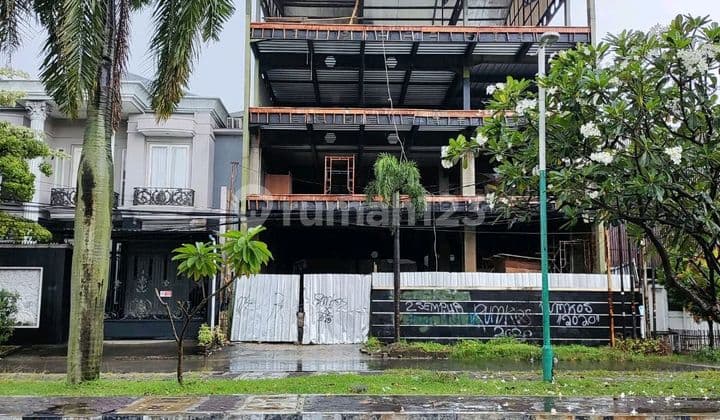Dijual Rumah Baru 4,5 Lantai di Green Garden