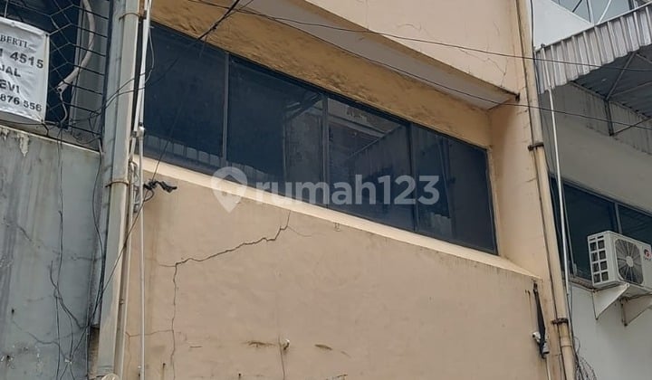 Ruko di Pinangsia, Siap Pakai. Lokasi Strategis Ruko di Pinangsia, Siap Pakai. Lokasi Strategis