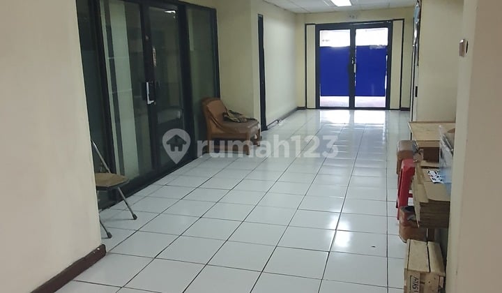 Perkantoran di Jalan Gunung Sahari Raya, Jakarta Pusat