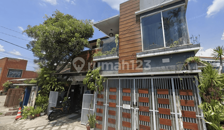 Bangunan 2 Lantai Area Jalan Pegunungan Kota Malang