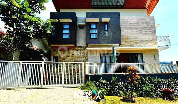 Dijual Vila Modern Semi Furnish + Kolam Renang di Panderman Hill, Batu