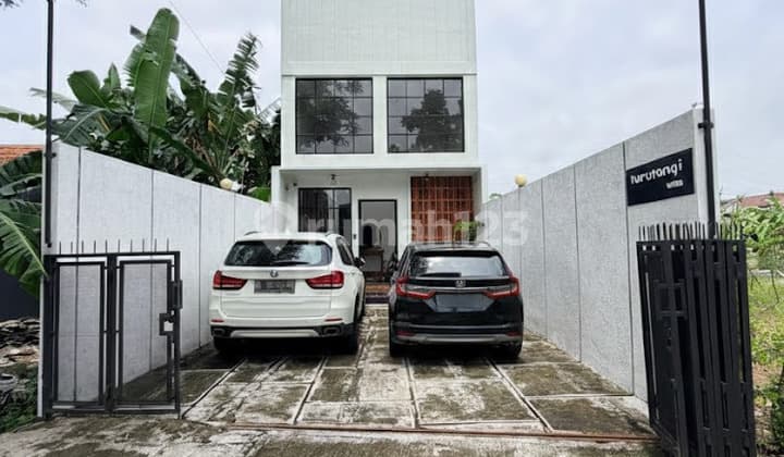 Villa Cantik Estetik 2 Lantai dengan Kolam Renang dan View Sawah di Jalan Damai, Ngaglik, Sleman