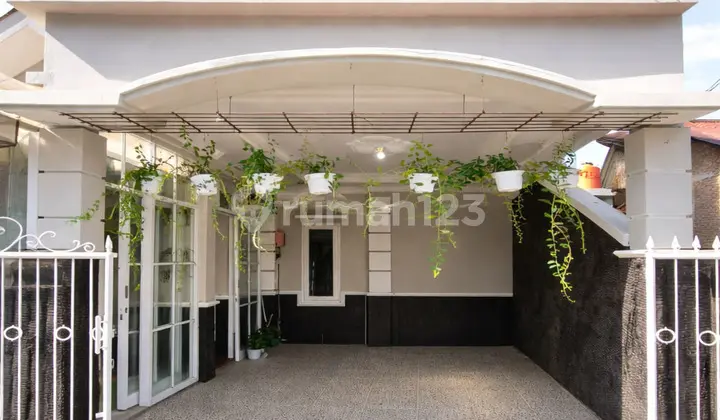 Dijual Rumah Cantik 2 Lantai Harga Terjangkau di Perumahan Dekat Kuliner Sate Klathak Pak Pong