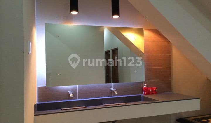 RUMAH MURAH EX KOST2 AN Lokasi strategis, Dekat fasilitas umum dan perkantoran, bebas banjir, siap huni, full purnished. Di Jln pualam sumur batu JAKARTA PUSAT