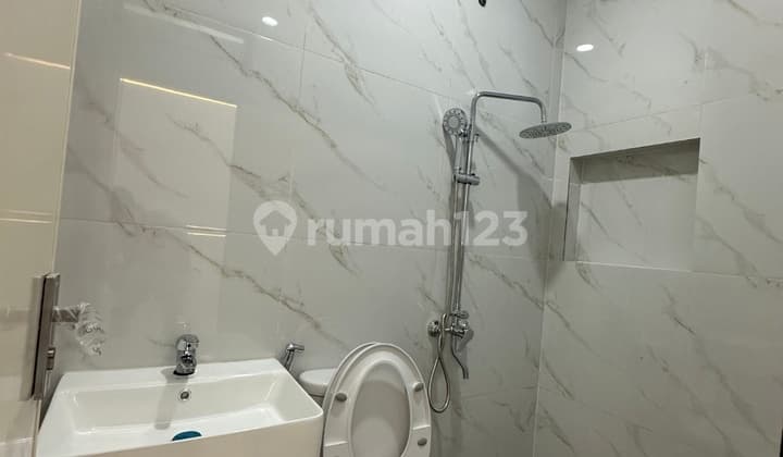 Rumah baru bangun Tanjung Duren luas 67 m2, 3 lantai, 5 kamar tidur, bagus, dekat kemana-mana